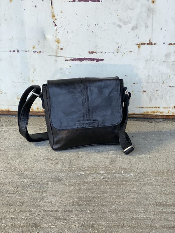 Springfield liten flapbag i skinn black