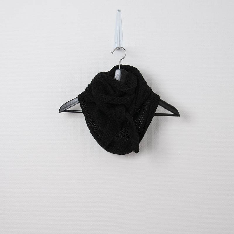 Rosenvinge Perlestrikket Triangel Skjerf i Black