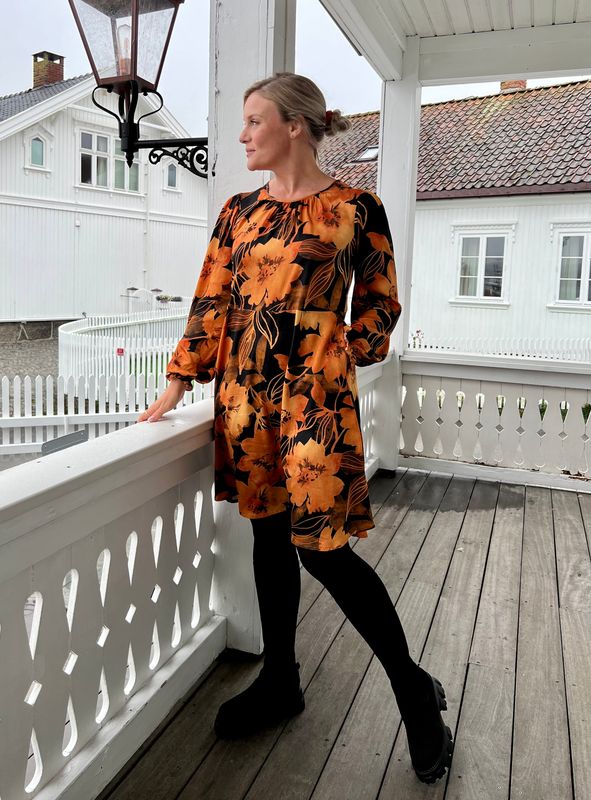 Makeløs Rosendal Kjole i Spicy  Flower