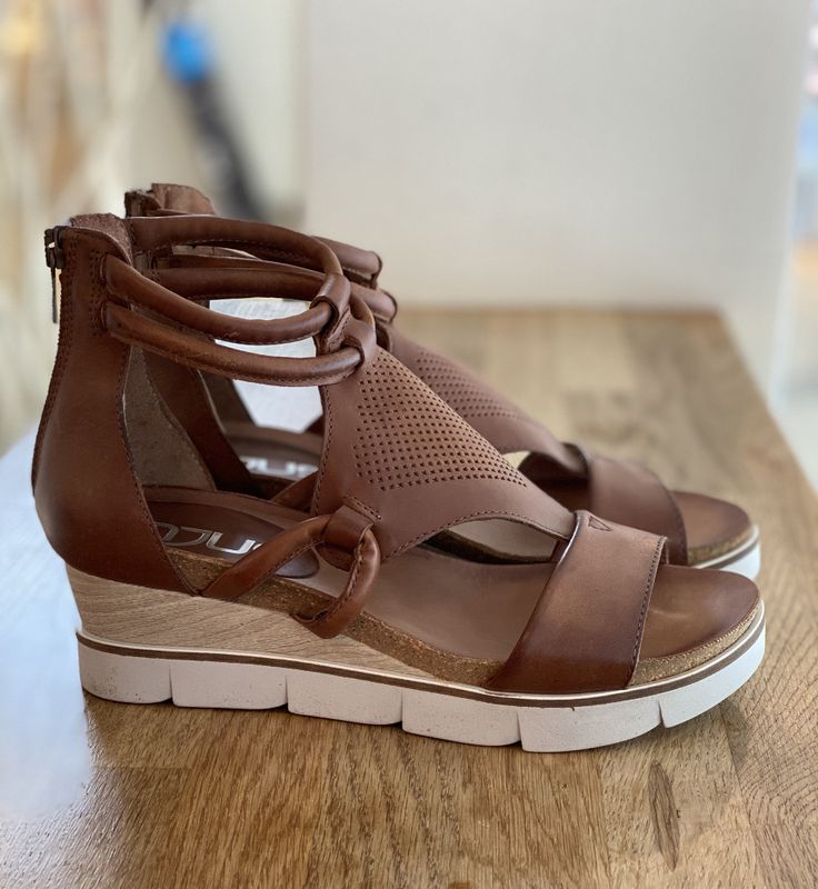 Mjus skinnsandaler  leveres i 2 farger 