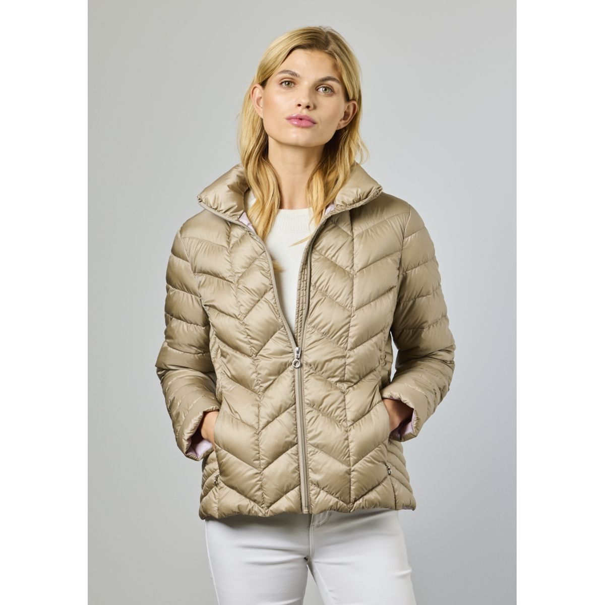 Junge Daisy Lettdunjakke i Sand